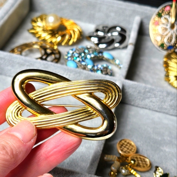 Gold Knot Brooch Pin - Picture 8 of 17